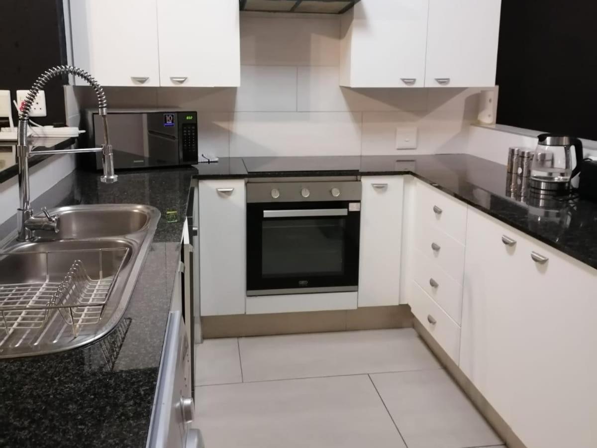 Emabheleni Executive Suites Westpoint Johannesburg Ruang foto